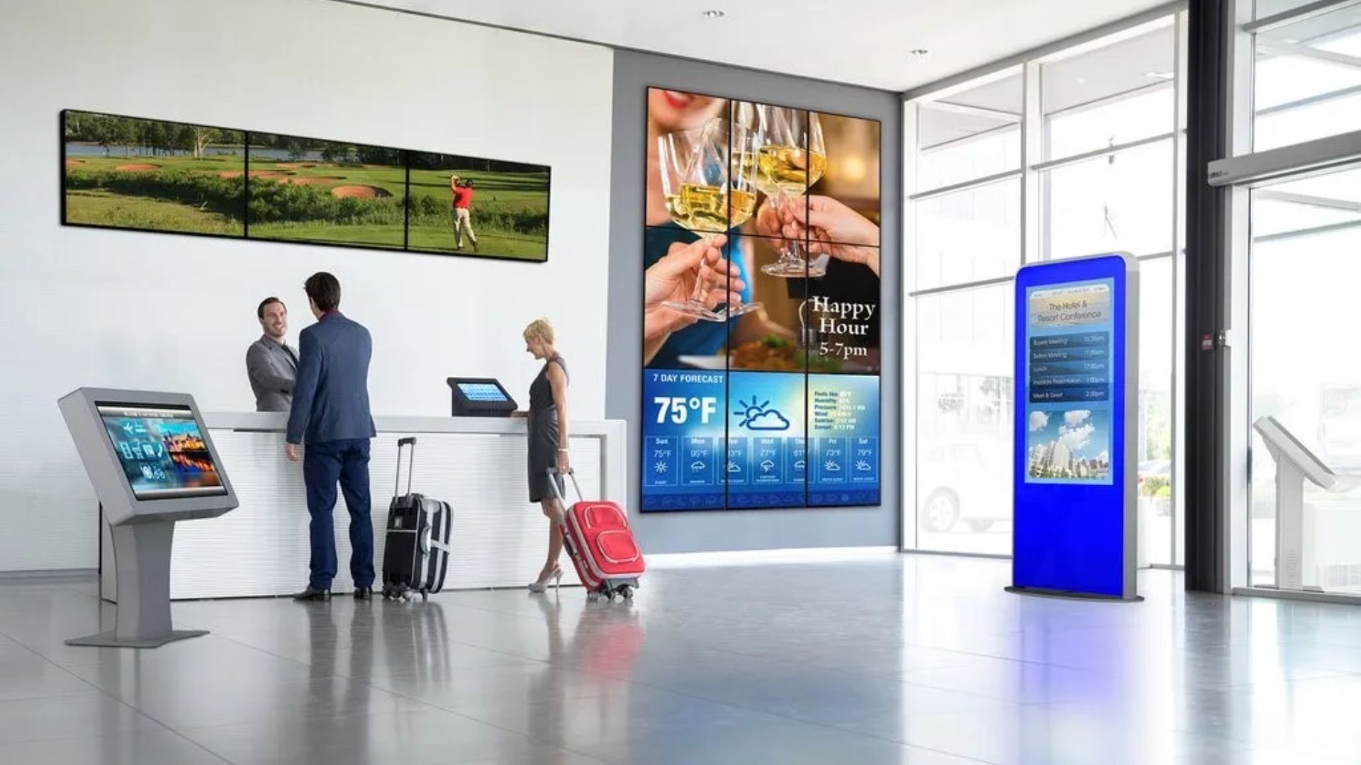 El vestíbulo de un hotel con un videowall, un quiosco de registro, una tablet en la recepción y un tótem de información, todos con contenido gestionado.